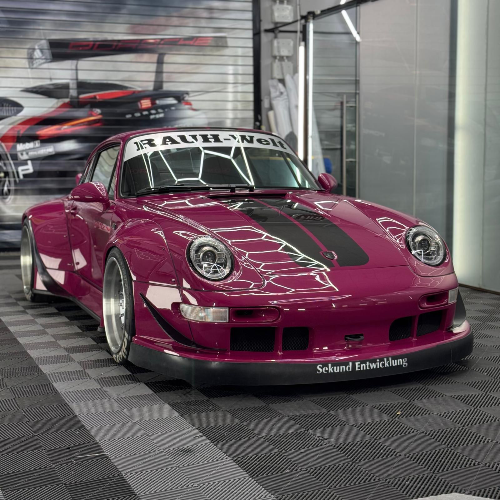 Classic Porsche 911 with magenta colour-change wrap by ATZ Group